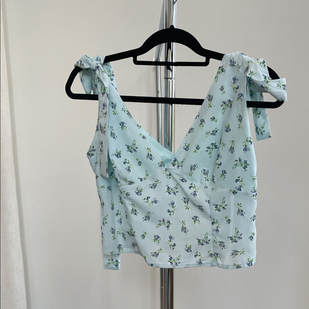 Chic Floral Women's Crop Top - Soft Blue